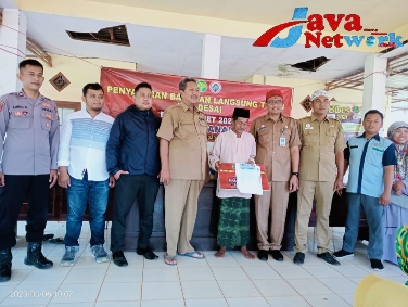 PLT Camat Rubaru dan PJ Kades Matanair Saat Menyalurkan BLT DD Kepada KPM di Aula Balai Kantor