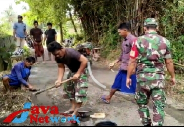 Demi Keamanan dan Kenyamanan, Babinsa Koramil 0827/08 Ganding Bersama Warga Perbaiki Jembatan Penghubung Dua Desa