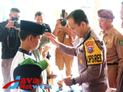 Kapolres Sumenep AKBP Edo Satya Kentriko SH SIK MH Saat Salurkan Baksos Santunan kepada Anak Pada Acara HUT SMSI ke-6 Tahun