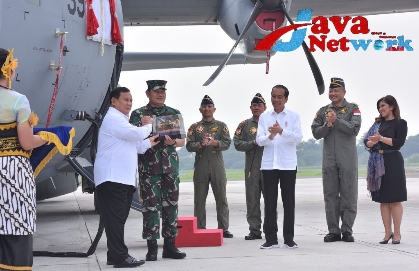 Presiden Jokowi menyaksikan penyerahan Pesawat C-130J-30 Super Hercules A-1339 dan A-1315, di Pangkalan TNI AU Halim Perdanakusuma, Jakarta, Rabu (08/03/2023). (Foto: Humas Setkab)