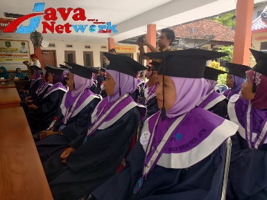 30 Lansia Tangguh Diwisuda di Kantor Kecamatan Pragaan