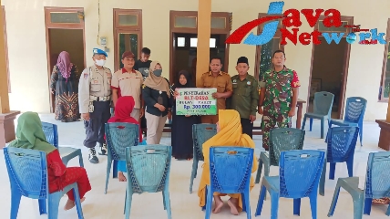 Babinsa Koramil 0827/05 Lenteng Bersama Bhabinkamtibmas Kawal Penyaluran BLT-DD Tahun 2023
