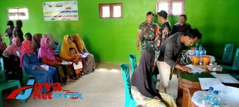 Pastikan Berjalan Lancar, Babinsa Koramil 0827/19 Sapeken Dampingi Penyaluran BLT DD