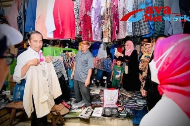 Momen Presiden Jokowi Beli Baju Koko di Pasar Petanahan Kebumen