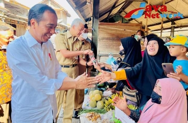 Presiden Cek Harga dan Stok Komoditas Pangan di Pasar Mendenrejo