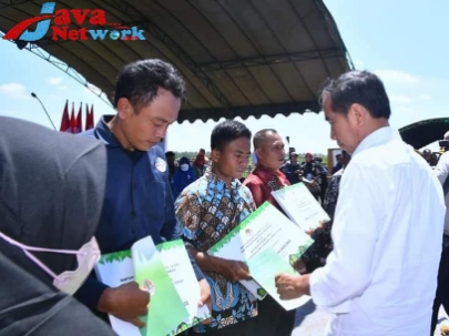 Presiden Jokowi Serahkan Sertifikat Tanah Untuk Masyarakat di Kabupaten Blora