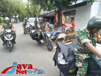 Jum'at Berkah, Babinsa Koramil 0827/01 Sumenep Bagikan Nasi Pada Tukang Becak dan Pemulung