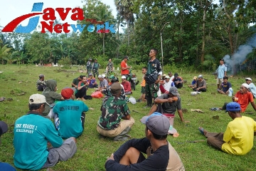 Sinergitas TNI dan Warga Gotong Royong Bersihkan TPU Subir Banjar Barat Gapura