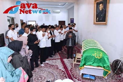Presiden Jokowi Takziah ke Rumah Duka Almarhumah Koesni Harningsih