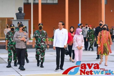 Presiden Jokowi dan Ibu Iriana tiba di Bandara Internasional I Gusti Ngurah Rai, Kabupaten Badung, Senin (13/03/2023) disambut oleh Gubernur Bali I Wayan Koster beserta istri. (Foto: BPMI Setpres)
