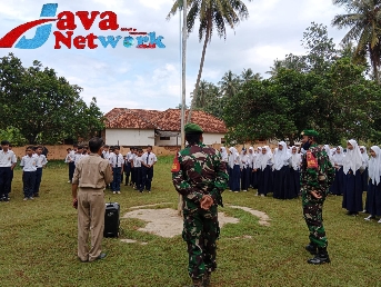 Pimpin Upacara Bendera, Babinsa Kodim 0827/18 Kangean Jadi Irup Upacara