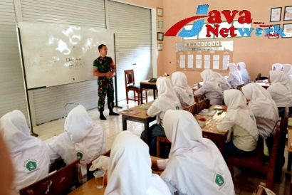 Babinsa Koramil 0827/08 Ganding Berikan Wasbang Kepada Siswa-Siswi SMK