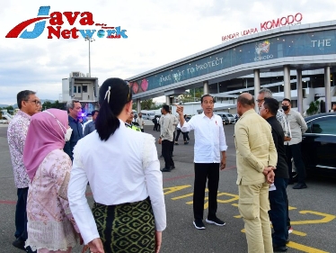 Presiden Jokowi dan Ibu Iriana Joko Widodo saat tiba di Bandara Komodo, Kabupaten Manggarai Barat, NTT, Senin (13/03/2023) sore. (Foto: BPMI Setpres)