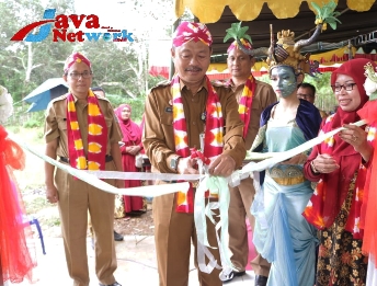 Sekretaris Daerah Kabupaten Sumenep Ir. H. Edy Rasyadi M.Si Saat Melakukan Pemotongan Pita Tandai Peresmian SLB Cinta Ananda