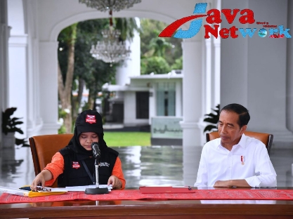 Presiden Jokowi mengikuti proses coklit data pemilih pemilihan umum (Pemilu) 2024, di Istana Merdeka, Jakarta, Selasa (14/03/2023) sore. (Foto: BPMI Setpres)