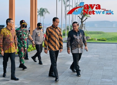 Presiden Jokowi didampingi Seskab Pramono Anung sebelum bertolak ke Singapura, Kamis (16/03/2023). (Foto: BPMI Setpres/Laily Rachev)