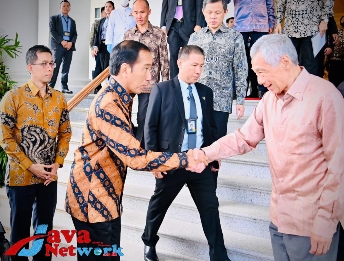 Presiden Jokowi berjabat tangan dengan PM Singapura Lee Hsien Loong, Kamis (16/03/2023), di Singapura. (Foto: BPMI Setpres/Laily Rachev)
