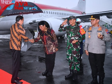 Presiden Jokowi tiba di Kalsel, Kamis (16/03/2023). (Foto: BPMI Setpres/Rusman)
