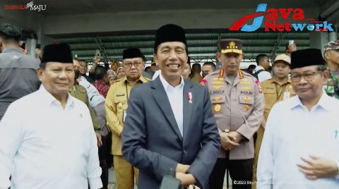 Presiden Jokowi pada keterangan pers usai mengunjungi Pasar Rakyat Tabalong, Kalimantan Selatan, Jumat (17/03/2023). (Foto: Tangkapan Layar YouTube Sekretariat Presiden)