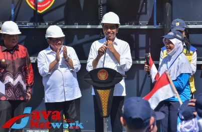 Presiden Jokowi didampingi Seskab Pramono Anung saat meresmikan SPAM Banjarbakula, Jumat (17/03/2023), di Kota Banjarbaru, Kalsel. (Foto: Humas Setkab/Jay)