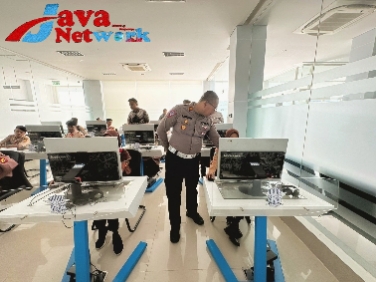 Kasat Lantas Polres Sumenep AKP A. Nasution Saat Meninjau Langsung Program KERIS