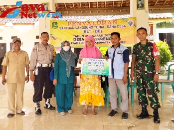 Bantu Ekonomi Rakyat, Babinsa Koramil 0827/05 Lenteng Dampingi Penyaluran BLT DD Cangkreng