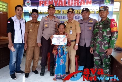 Kapolsek Kangayan Hadiri Penyaluran BLT DD Desa Kangayan, Berikan Rasa Aman dan Nyaman Bagi Penerima Manfaat