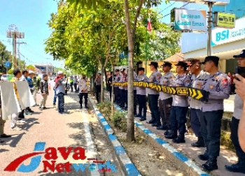 Polres Sumenep Terjunkan 100 Personil Dalam Pengamanan Unras APS ke Kantor Cabang BSI Sumenep