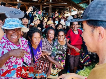 Kunjungi Pasar Youtefa Lama, Presiden Sapa Pedagang dan Bagikan Bansos