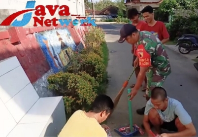 Serka Chairul Saat Kerja Bakti Bersih2 Bersama Warga Desa Kebonagung Kecamatan Kota Sumenep