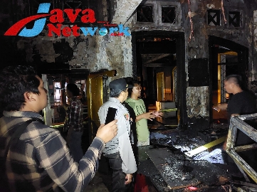 Situasi Pasca Kebakaran Sebuah Toko di Pojok Taman Bunga Sumenep