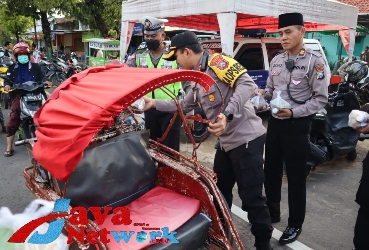 Kapolres Sumenep AKBP Edo Satya Kentriko SH SIK MH dan Satlantas Polres Sumenep Saat Berbagi Takjil