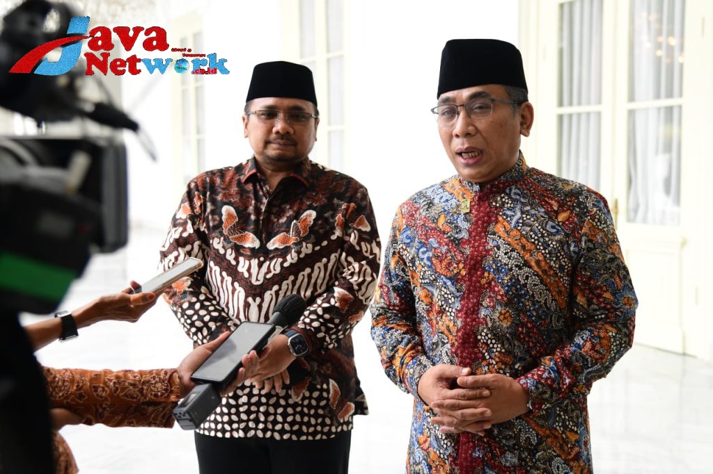 Ketua Umum PBNU Yahya Cholil Staquf didampingi Menteri Agama Yaqut Cholil Qoumas memberikan keterangan pers usai bertemu dengan Presiden Jokowi di Istana Merdeka, Jakarta, Jumat (24/03/2023). (Foto: BPMI Setpres/Lukas)