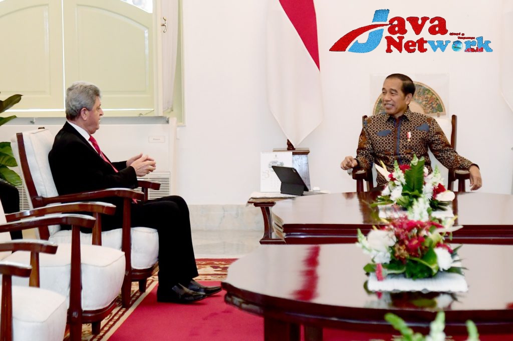 Presiden Jokowi saat menerima Duta Besar Palestina untuk Indonesia, Zuhair Al-Shun, di Istana Merdeka, Jakarta, pada Jumat (24/03/2023).  (Foto: BPMI Setpres/Lukas)