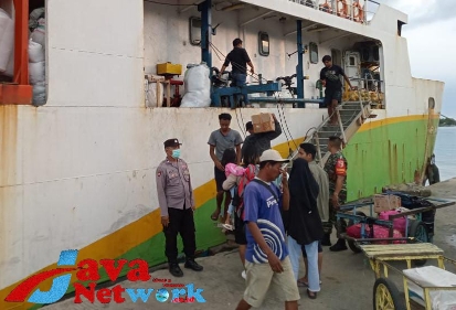 Babinsa Koramil 0827/02 Kalianget Monitoring Keberangkatan Penumpang Kapal KMP DBS III Menuju Kangean di Pelabuhan Kalianget