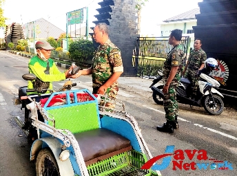Kodim 0827/Sumenep Berbagi Takjil Gratis ke Tukang Becak Hingga Pemulung