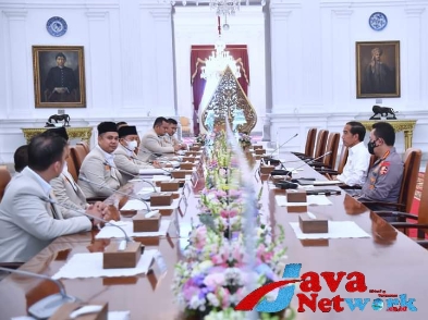 Presiden Jokowi didampingi Kapolri Jenderal Listyo Sigit Prabowo saat menerima kunjungan perwakilan PP Pemuda Muhammadiyah, Senin (27/03/2023), di Istana Merdeka, Jakarta. (Foto: BPMI Setpres/Rusman)
