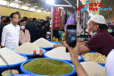 Presiden Jokowi mengunjungi Pasar Tramo di Maros, Sulawesi Selatan, Rabu (29/03/2023). (Foto: Humas Setkab/Rahmat)