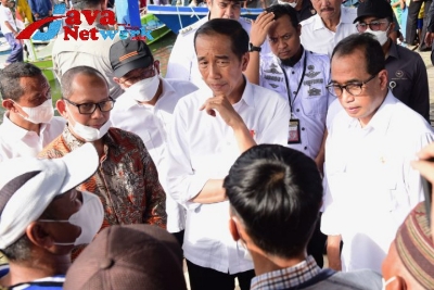 Presiden Jokowi didampingi sejumlah pejabat berdialog dengan nelayan di Desa Pajukukang, Maros, Sulsel, Rabu (29/3/2023). (Foto: Humas Setkab/Rahmat)