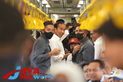 Presiden Jokowi menjajal KRDE dari Depo Maros ke Stasiun Rammang-Rammang, Sulsel, Rabu (29/03/2023). (Foto: Humas Setkab/Agung)