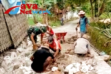 Babinsa Koramil 0827/15 Batuputih Bantu Percepatan Perbaikan Jalan Paving Antar Dusun