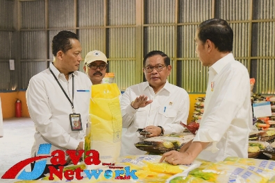 Presiden Jokowi meninjau Gudang Bulog Batangase, Maros, Sulawesi Selatan, Kamis (30/03/2023) (Foto: Humas Setkab/Rahmat)