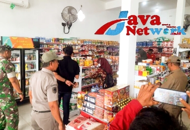 Bersama Intansi Terkait, Babinsa Koramil 19/Sapeken Gelar Razia Makanan Kadaluarsa