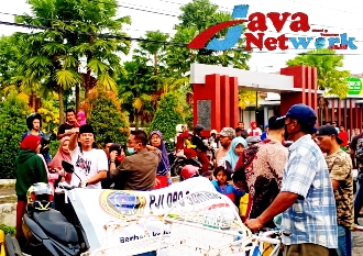 Kegiatan PJI Sumenep Saat Membagikan Takjil Di Tajamara