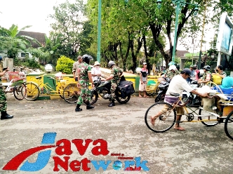 Jelang Buka Puasa, Koramil 0827/01 Kota Bagikan Takjil ke Masyarakat