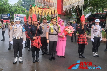 Kapolda Sulsel Baru Disambut Tradisi Angngaru dan Tari Padduppa