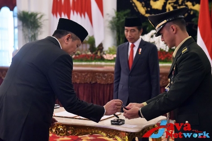 Presiden Jokowi lantik Kepala BNPT Komjen Rycko Amelza, di Istana Negara, Jakarta, Senin (03/04/2023). (Foto: Humas Setkab/Agung)