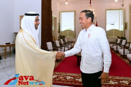 Presiden Jokowi menerima Duta Besar PEA untuk Republik Indonesia, Abdulla Salem Al Dhaheri, di Istana Merdeka, Jakarta, pada Selasa (04/04/2023). (Foto: BPMI Setpres/Muchlis Jr)