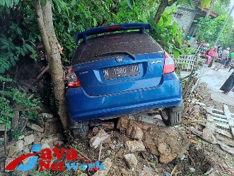 Mobil Honda Jazz Warna Dikemudikan H. Masyuri Warga Pamekasan Menabrak Teras Rumah dan Pojok Beton Milik H. Rasyid di Desa Prenduan Kecamatan Pragaan