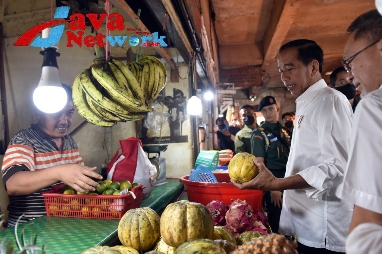 Presiden Jokowi didampingi Mendag Zulkifli Hasan meninjau harga pangan di Pasar Rawamangun, Jakarta, Rabu (05/04/2023). (Foto: Humas Setkab/Rahmat)